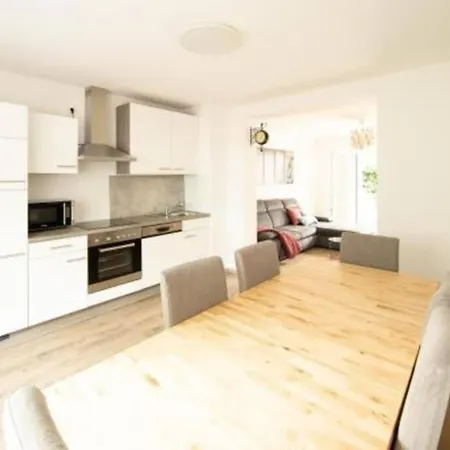 Mitte, Neu Renoviertes Haus Prázdninový dům *